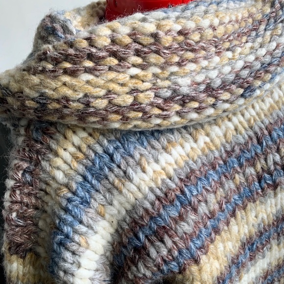 Handmade wool blend sweater. Off shoulder - Picture 4 of 7